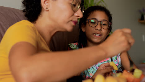 Mujer-Y-Niña-Comiendo-Fruta-Y-Hablando